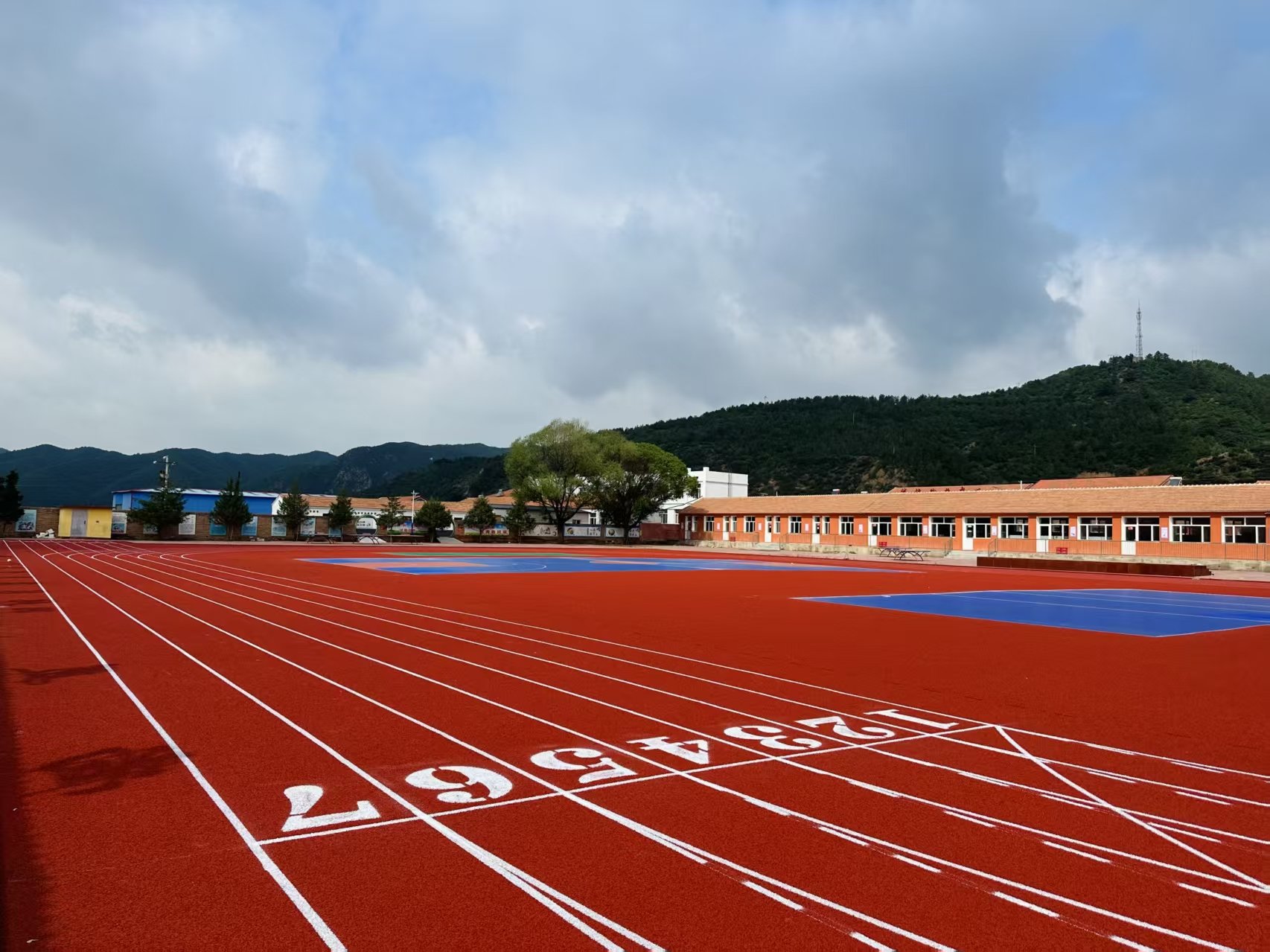呼和浩特市自结纹塑胶跑道学校塑胶跑道 - 厂家